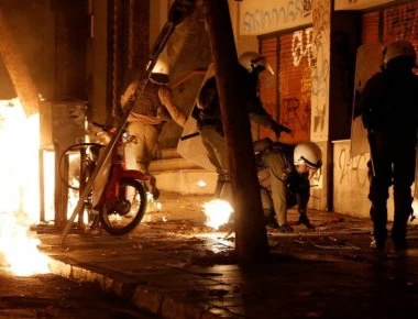 Εξάρχεια: Επίθεση κουκουλοφόρων σε αστυνομικούς - Ένα καμένο αυτοκίνητο
